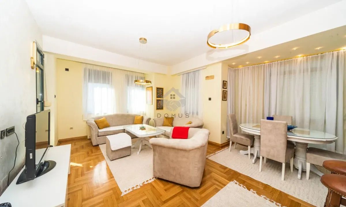 Izdavanje, dvosoban stan, 76m², Centar, Podgorica
