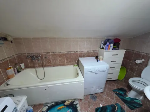 Manje kupatilo sa kadom, veš mašinom, komodom i toaletom. - image 17