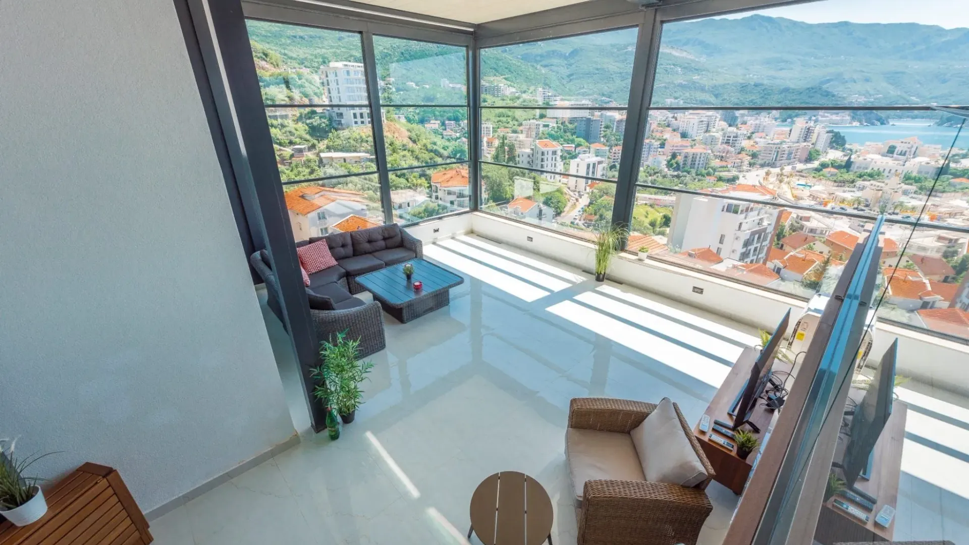 Sale, five bedroom apartment, 300m², Bečići, Budva