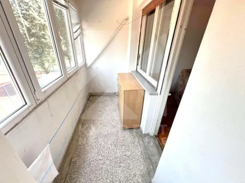 Zastakljeni balkon sa velikim prozorima i drvenom komodom. - image 11