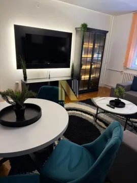 Dnevna soba sa trpezarijom i modernim nameštajem. - image 2