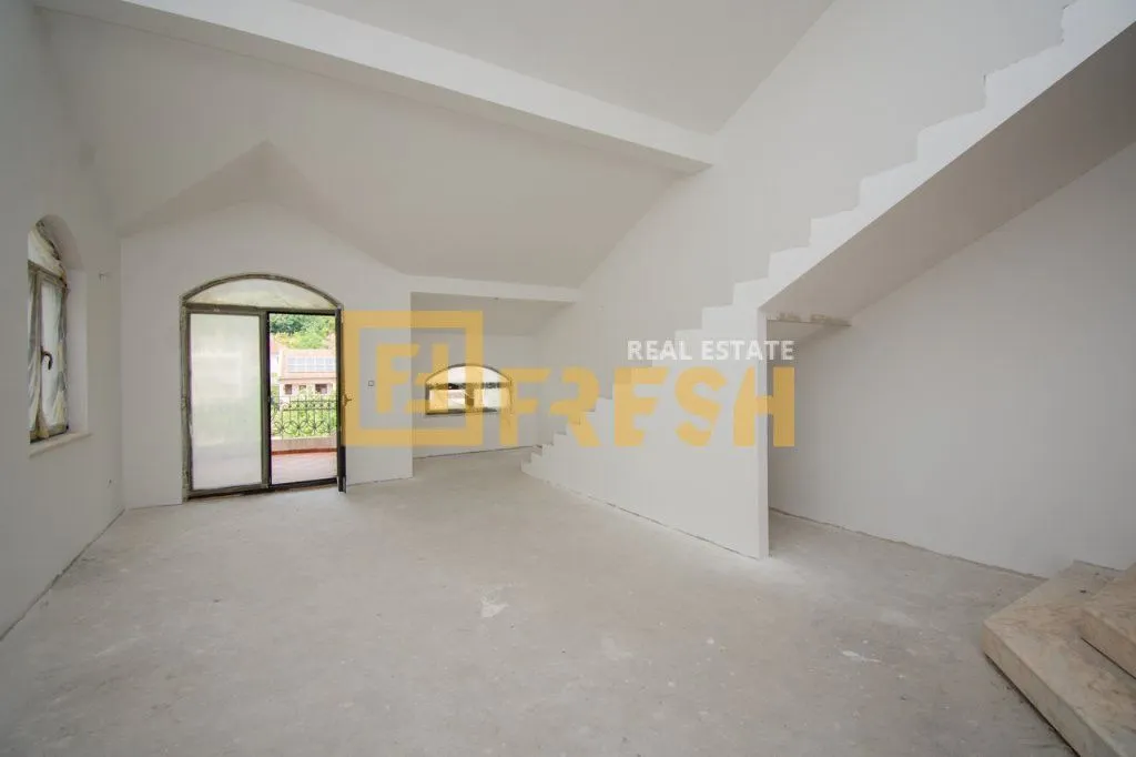 Prodaja, četvorosoban stan, 206m², Momišići, Podgorica