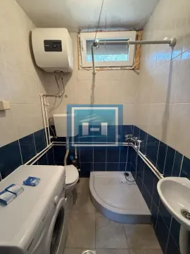 Manje kupatilo sa tuš kabinom, umivaonikom, WC šoljom i bojlerom. - image 7