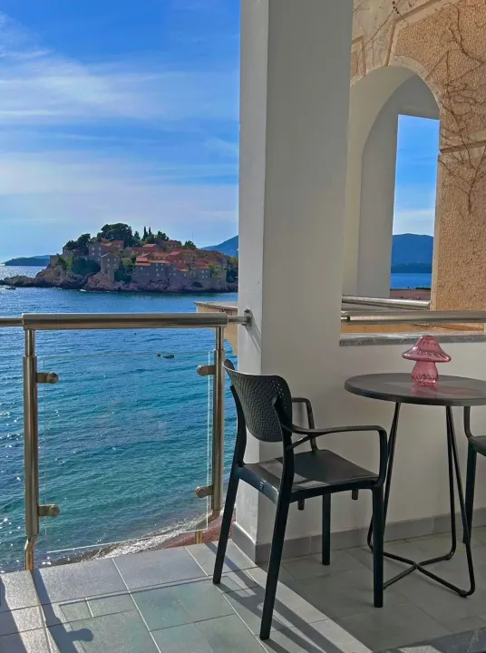 Rent, two bedroom apartment, 56m², Sveti Stefan, Budva