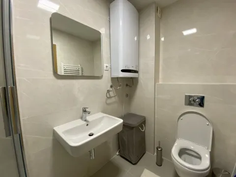 Svijetlo i moderno kupatilo sa umivaonikom, ogledalom i toaletom. - image 19