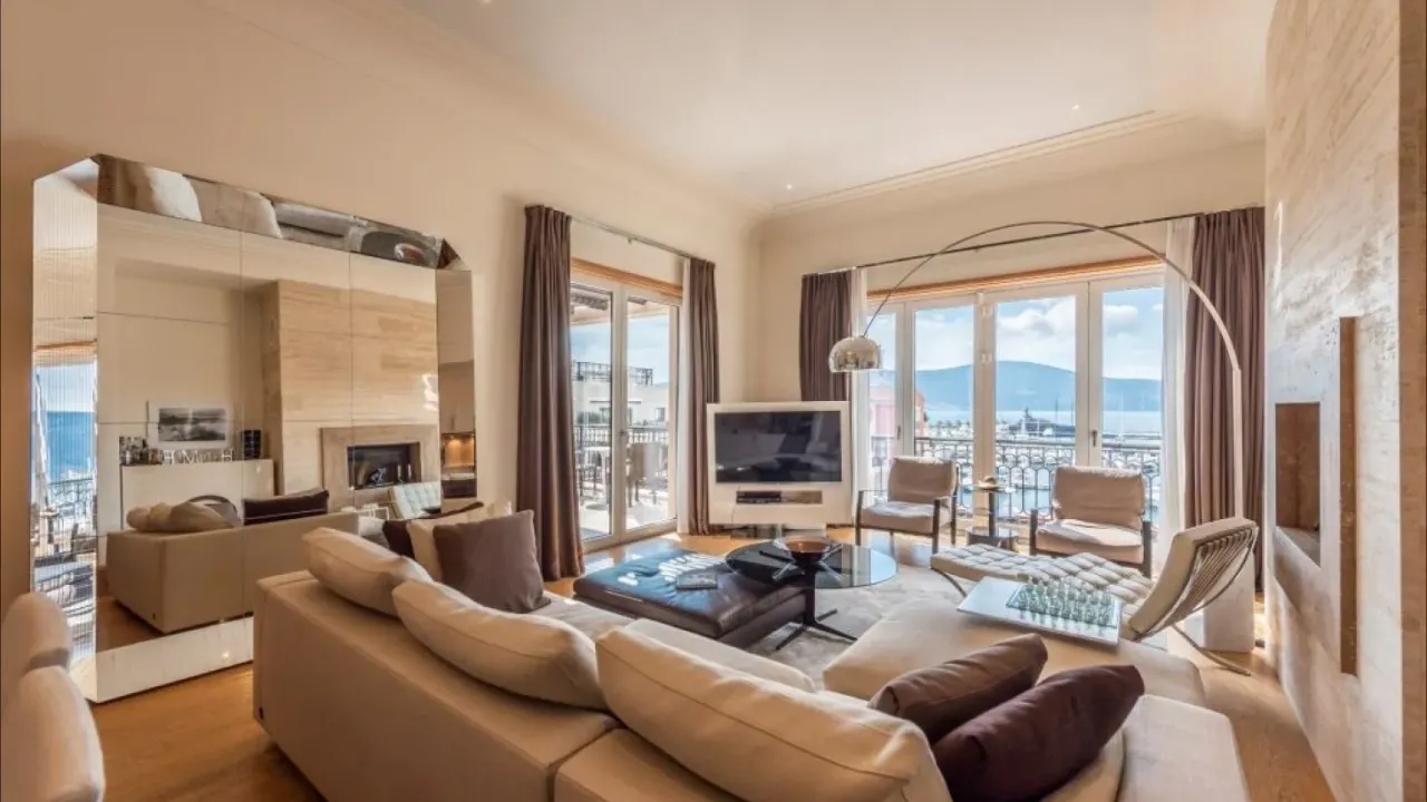 Prodaja, četvorosoban stan, 258m², Tivat, Crna Gora