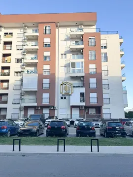 Pogled na fasadu stambene zgrade sa parkingom u prvom planu. - image 7