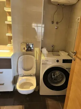 Kompaktno kupatilo sa toaletom i veš mašinom. - image 11