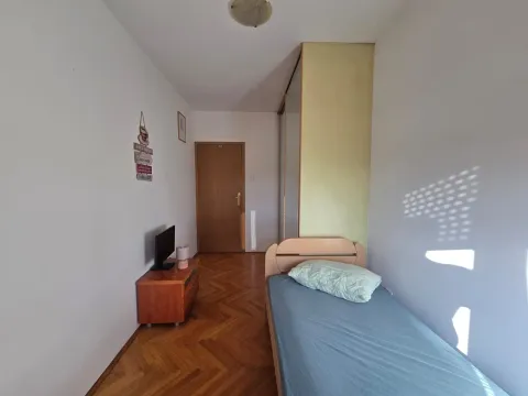Single bedroom with a wardrobe and parquet flooring. - image 11