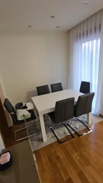 Trpezarija sa bijelim stolom i sivim stolicama. - image 3
