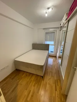 Manja spavaća soba sa bračnim krevetom i ormarom. - image 7