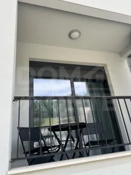 Manji namješteni balkon sa crnom ogradom i garniturom za sjedenje. - image 12
