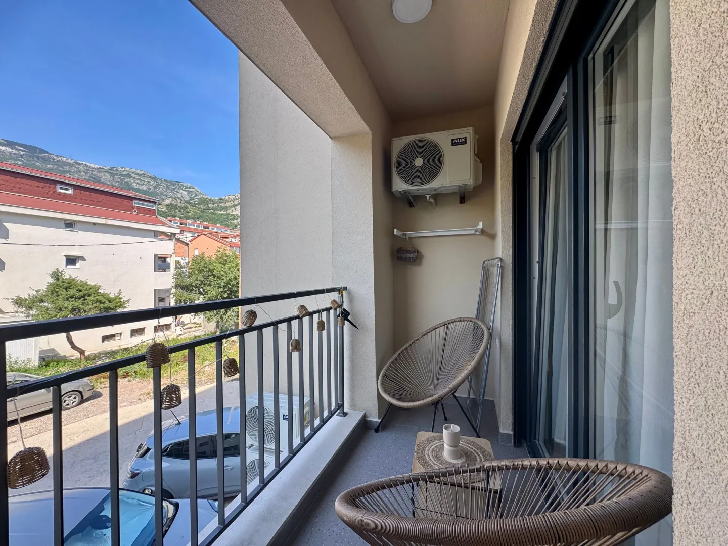 Furnished terrace with chairs and a view of the surroundings.