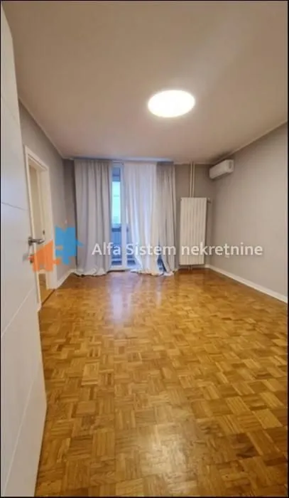 Empty room with parquet flooring and access to the terrace.