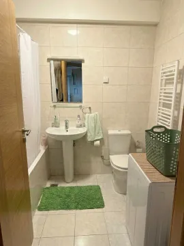 Manje kupatilo sa umivaonikom, wc šoljom, kadom i mašinom za veš. - image 5