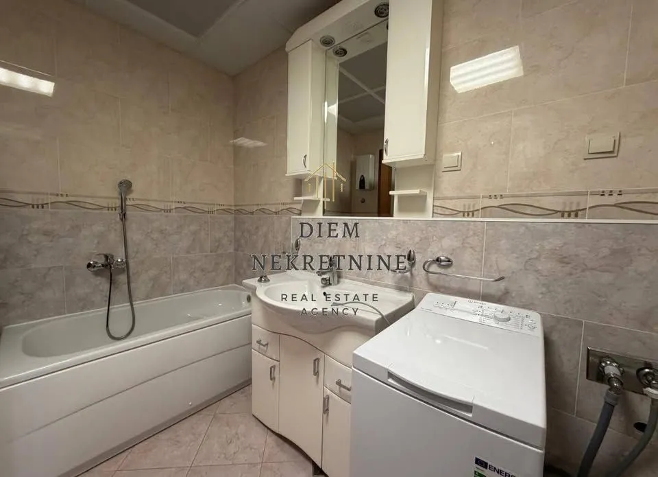 Prodaja, jednosoban stan, 65m², Centar, Bar