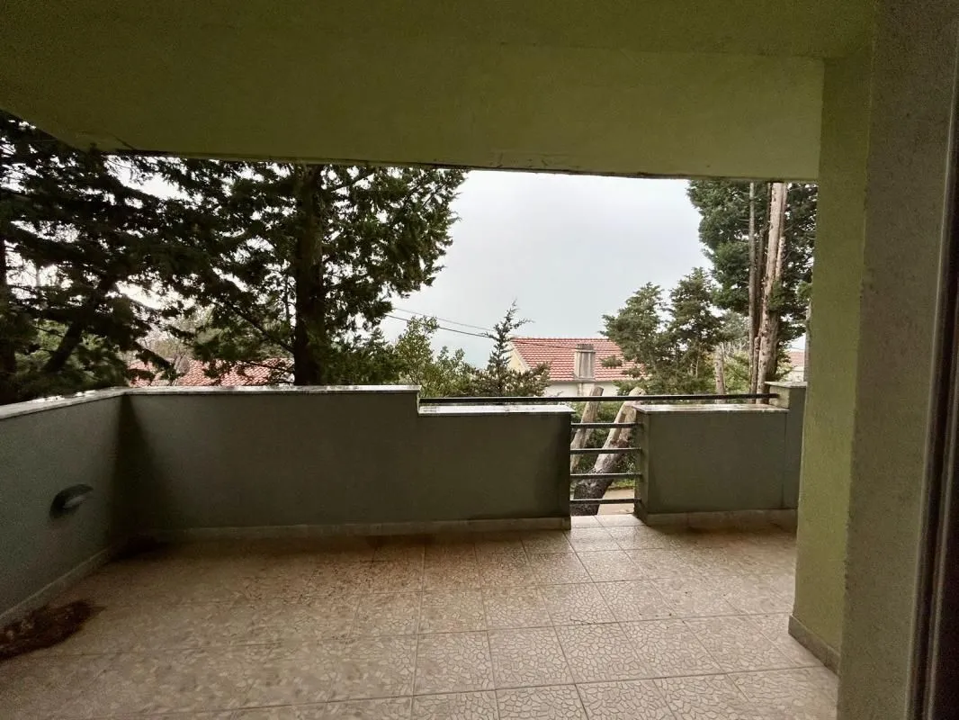 Nnatkrivena terasa sa pogledom na dvorište i okolno zelenilo.