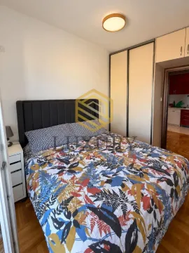 Namještena spavaća soba sa bračnim krevetom i ugradnim ormarom. - image 8