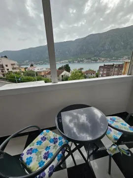 Natkriveni balkoni sa garniturom za sjedenje i pogledom na more i planine. - image 10