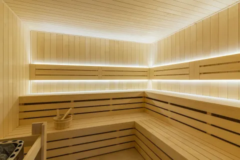 Drvena sauna sa osvjetljenjem i drvenom klupom za sjedenje. - image 2