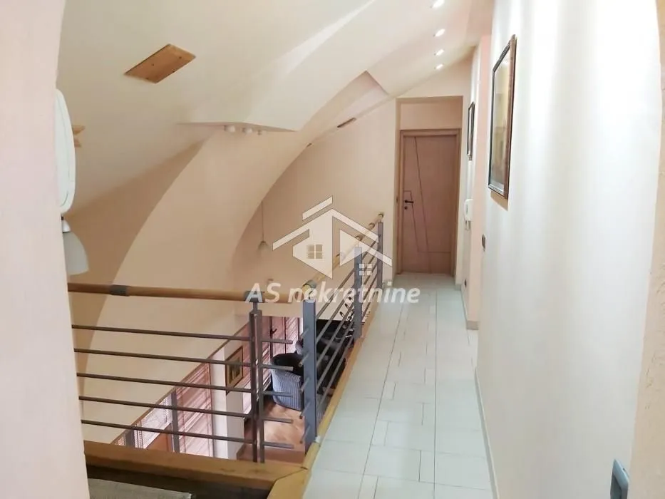 Izdavanje, kuća, 400m², Fon (Fon - Bilećka), Voždovac Sve Podlokacije