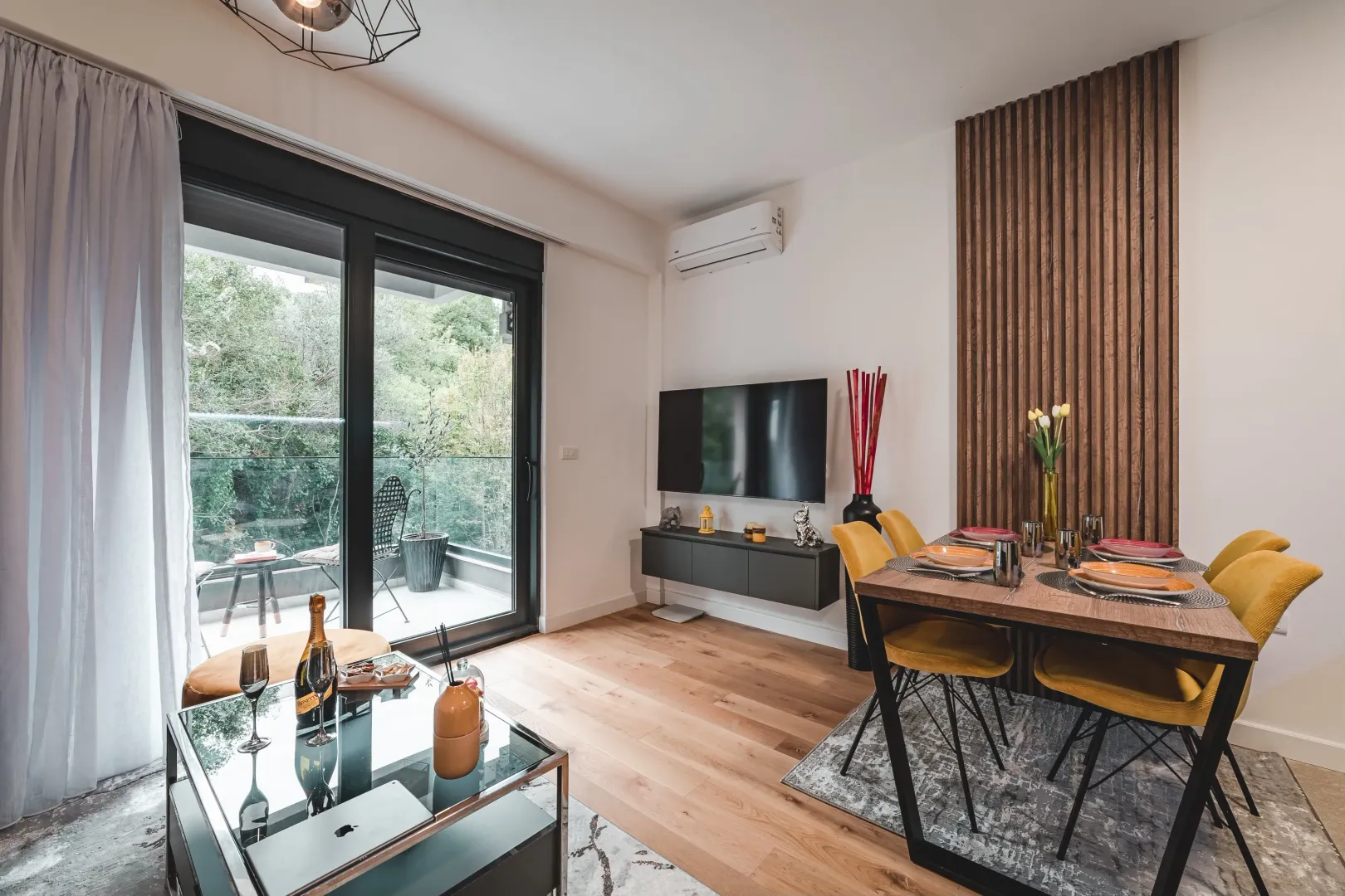 Living room with dining area and access to the terrace.