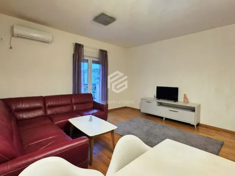 Prodaja, dvosoban stan, 70m², Stari Aerodrom, Podgorica - image 1