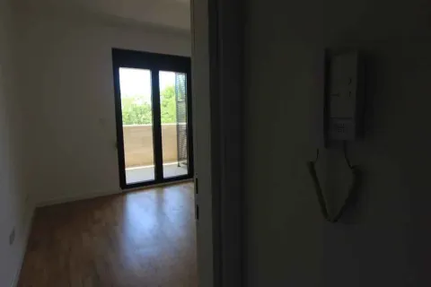 Pogled iz hodnika ka sobi sa balkonskim vratima. - image 3