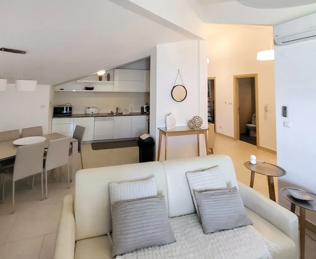 Prodaja, dvosoban stan, 94m², Morinj, Kotor