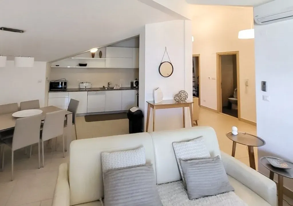 Prodaja, dvosoban stan, 94m², Morinj, Kotor
