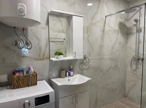 Moderne kupatilo sa tuš kabinom, umivaonikom, ogledalom i mašinom za veš. - image 6