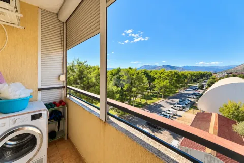 Zastakljeni balkon sa veš mašinom i pogledom na prirodu i okolinu. - image 9