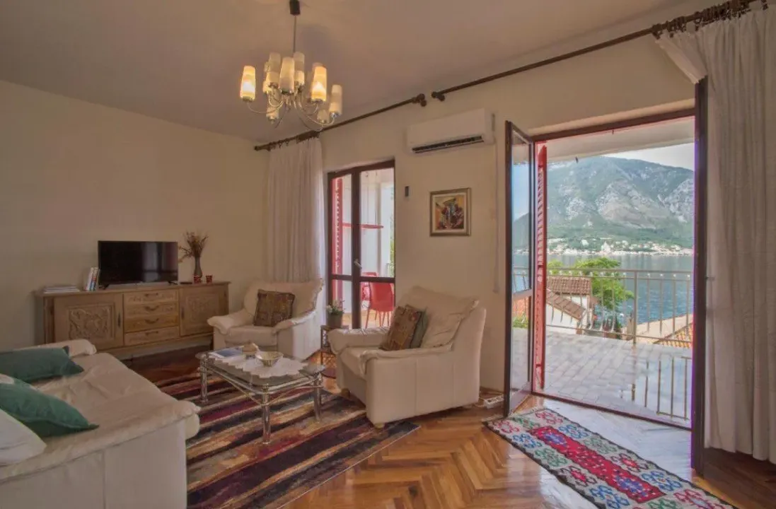 Prodaja, dvosoban stan, 110m², Dobrota, Kotor