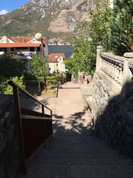 Kameno stepenište koje vodi prema moru sa pogledom na zaliv. - image 2