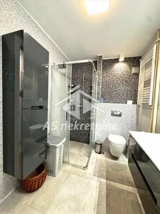 Izdavanje, četvorosoban stan, 94m², Lion, Zvezdara Sve Podlokacije