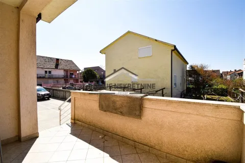 View from the terrace towards the yard and surrounding houses. - image 11