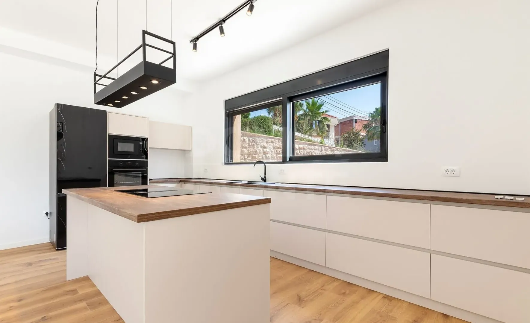 Rent, house, 183m², Kava, Tivat