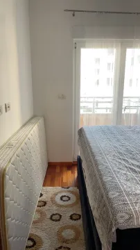 Svijetla spavaća soba sa izlazom na balkon i parketom. - image 15