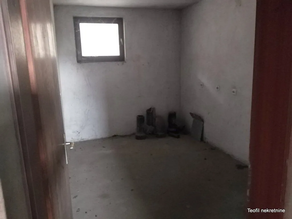Prazna prostorija u sirovom stanju sa jednim prozorom.