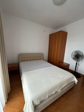 Spavaća soba sa bračnim krevetom, ormarom i ventilatorom. - image 7