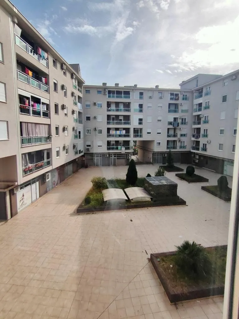 Izdavanje, dvosoban stan, 80m², Blok 9, Podgorica