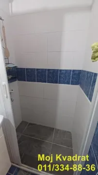 Pogled na tuš kabinu obloženu keramičkim pločicama u kupatilu. - image 6