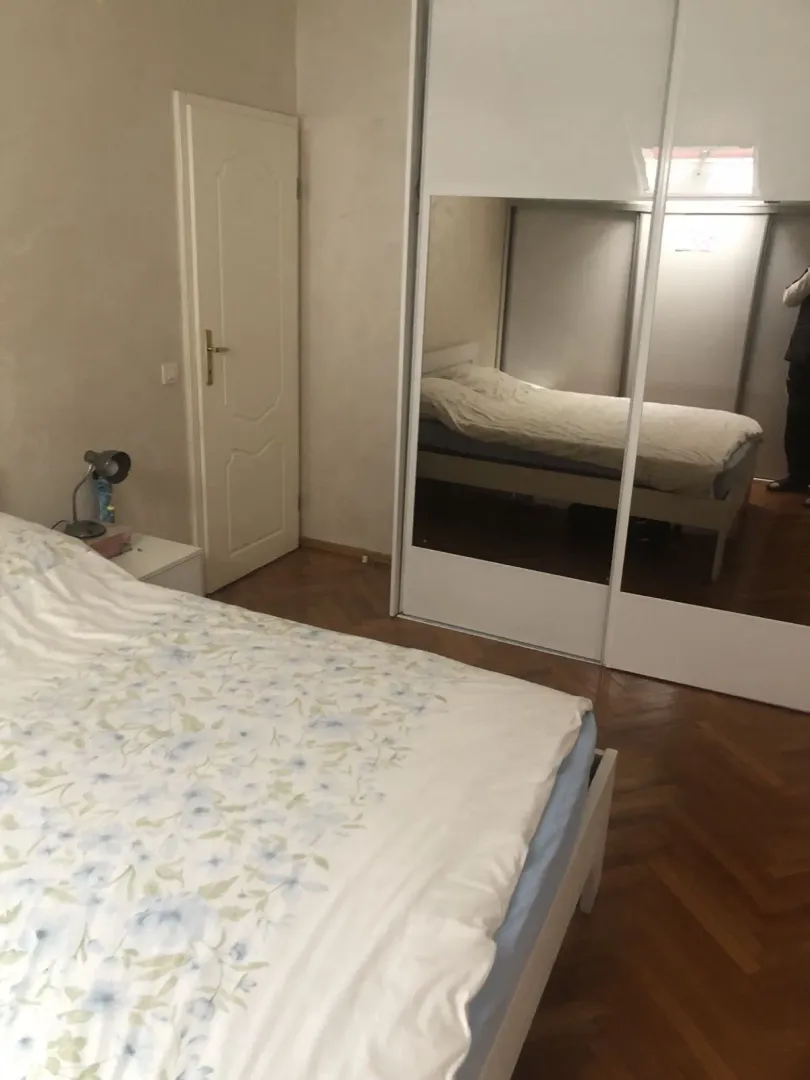 Spavaća soba sa ugradnim plakarem sa ogledalom.