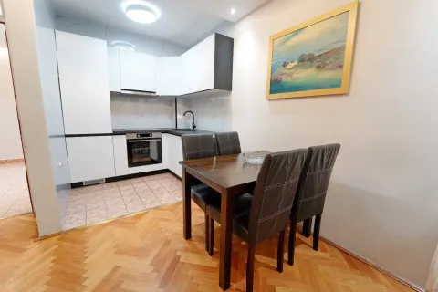Svijetla kuhinja sa trpezarijskim stolom i stolicama. - image 19