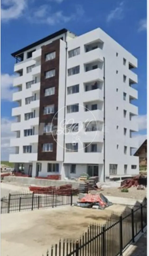 Pogled na spoljašnjost moderne stambene zgrade.