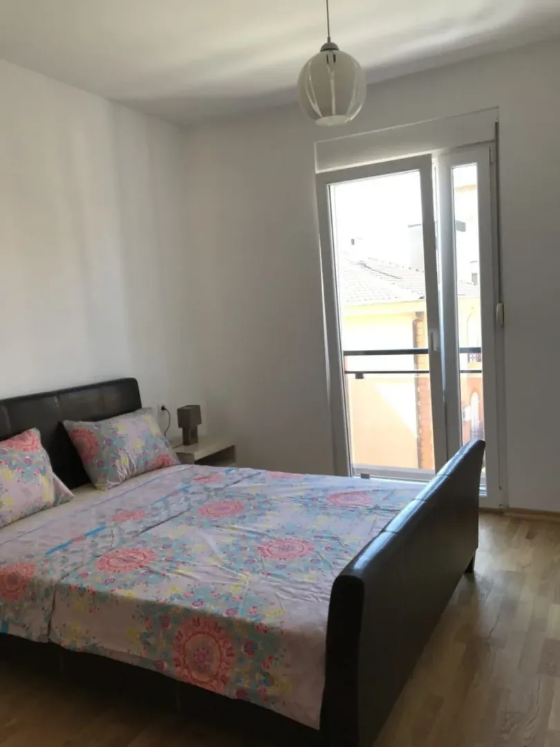 Bedroom with a double bed and access to the terrace.