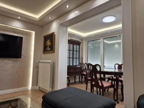 Dnevni boravak sa trpezarijom i spuštenim plafonom sa ugradnom rasvetom. - image 3