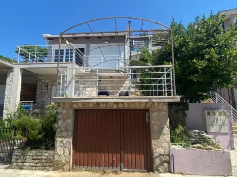 Spoljašnji izgled kuće sa terasom i garažom. - image 17