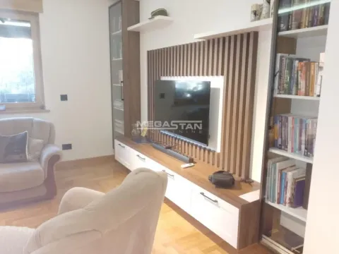 Dnevni boravak sa televizorom, policama za knjige i garniturom. - image 2