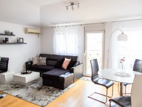 Izdavanje, jednosoban stan, 50m², Blok 9, Podgorica